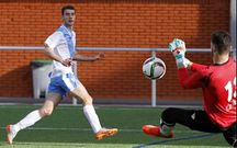 El viveirense Arturo se encuentra con el portero ceut� en un disparo.