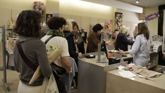 Colas en Mei, tienda en liquidaci�n por cierre en la avenida de Oza, en la zona de Cuatro Caminos de A Coru�a