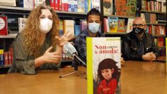O libro foi presentado en Vigo polo fillo de Xela Arias. Na imaxe, Luz Beloso, Dar�o Gil Arias e Francisco Castro