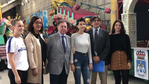 Covadonga D�az , Alfredo Canteli, Felipe D�az de Miranda y la reina y damas de honor de San Mateo durante la visita al Carlos Tartiere.