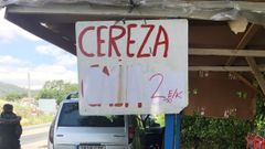 Los puestos de venta de cerezas y de otras frutas a pie de carretera son habituales en varios puntos de la geograf�a gallega durante la primavera o verano. En la imagen uno de ellos en una foto de archivo
