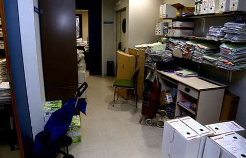 Expedientes de los años 2008 al 2013 están acumulados en los pasillos por falta de espacio.