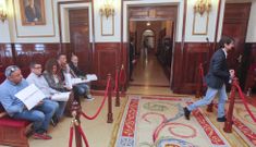 Trabajadores municipales pidieron soluciones y negociaci�n al gobierno local en el pleno de ayer. 