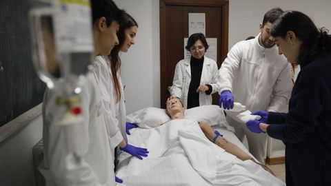 Imagen de una clase prctica en la Escuela de Enfermera de Ourense