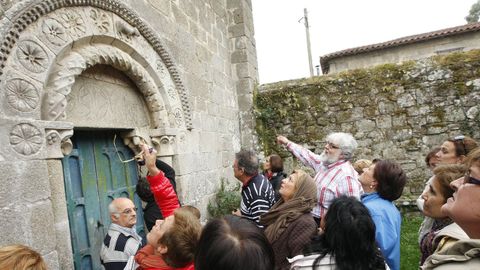 Una visita guiada a la iglesia rom�nica de San Miguel de Eir�, en el municipio de Pant�n