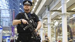 Polic�as armados en la estaci�n de St. Pancras