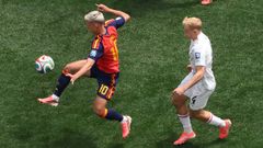 Dani Olmo controlando el bal�n ante la presi�n de Schlager
