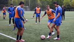 Entrenamiento del Pontevedra, este viernes en el campo Manolo Barreiro, en A Xunqueira