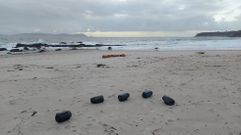 Cacharros ilegales del pulpo en la playa de Pragueira, en Sanxenxo, en una imagen de archivo