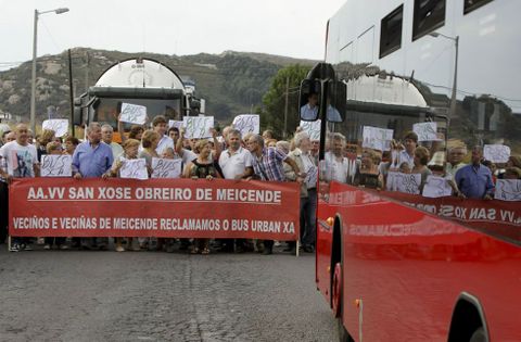 Los vecinos de Meicende, en febrero, en una de las protestas para exigir el autob�s. 
