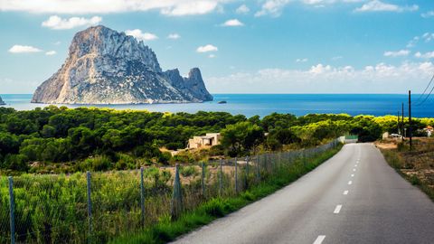 Carretera PMV-803-1, que lleva a la Cala d?Hort, en Ibiza