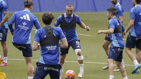 El capit�n del Real Oviedo, Santi Cazorla (c), con la rodilla vendada, participa en un entrenamiento del equipo este jueves en el Estadio Carlos Tartiere en Oviedo, de cara al partido de este s�bado ante el Mirand�s