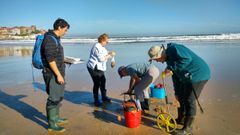 Investigadores del Incar, ayer, tomando muestras en San Lorenzo