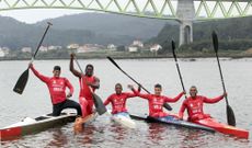 El equipo colombiano de la Liga del Valle del Cauca, con el vikingo Brayhan Vinasco -segundo derecha-, ayer sobre las aguas del Ulla. 