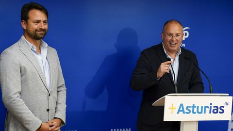 El secretario general del PP, Miguel Tellado (d), y el lder de los populares asturianos, lvaro Queipo (i), presiden la reunin del Grupo Parlamentario del Partido Popular en la Junta General del Principado en Gijn