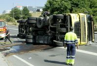 Los bomberos liberaron al conductor del cami�n, que qued� atrapado en la cabina, tras volcar. 