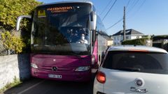 El autobs, sorteando los coches que intentan entrar por la misma va por la que se sale.