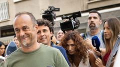Francesco Arcuri, (con camiseta verde) el excompaero de Juana Rivas y padre de sus dos hijos, a su llegada al punto de encuentro familiar.