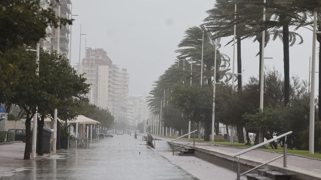El paseo mar�timo de Gand�a, durante la tarde del domingo