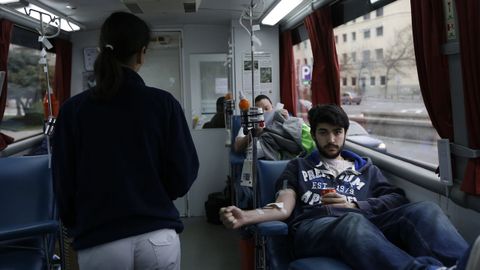 Imagen de archivo de una de las unidades mviles para donar sangre en A Corua