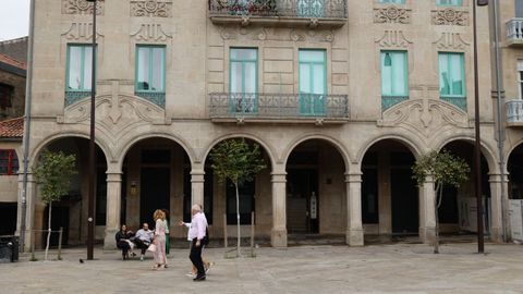 En la zona hay varios bajos contiguos que están vacíos en varios laterales, pero solamente uno tiene el cartel de se alquila