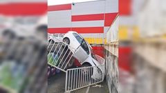 Estado en el que qued� el coche tras irse contra la barandilla y caer sobre la pendiente del supermercado Eroski de Betanzos, en la calle Instituto Francisco Aguiar