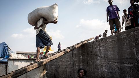 Un hombre carga un saco en un puerto del r�o Congo, en Kinshasa