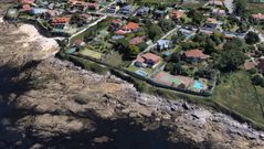 Una vista de la zona con la parcela donde se construir� la urbanizaci�n, a la derecha 