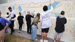 Vecinos del Agra pintan un mural en el parque del Observatorio