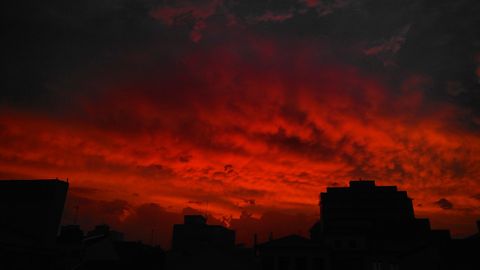 Inolvidable atardecer en Gij�n la tarde del 23 de julio. Titulado por el autor �Bienvenidos al infierno� o �cielo de sangre�. Un peque�o chubasco dej� paso a una capa estable de Altostratus. Cuando el Sol comenz� a declinar, la nube mostr� unas magn�ficas mammatus naranjas/rojizas que destacaban sobre el azul gris�ceo que mostraba la nube en algunas zonas. 