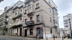 Las ventanas y balcones de las fachadas evidencian la situaci�n en el interior de los cuatro pisos.