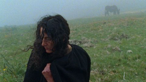 A actriz luguesa Nuria Lestegás, nunha escena do filme «Eles transportan a morte» (2021).
