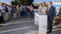 La conselleira y el alcalde, ayer, en la firma del convenio en Beo