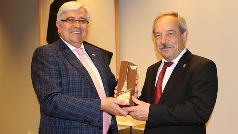 El alcalde Wenceslao L�pez recibe la Escoba de Platino