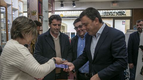 El presidente de la Deputacin, Valentn Gonzlez, visit algunos comercios de Noia que participan en la iniciativa MercaNaVila