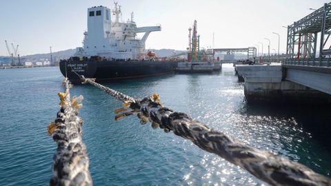 Imagen del Front Ocelot, el primer barco que descargó crudo en el puerto exterior en marzo.