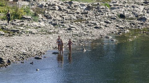 Bañistas refrescándose en el Miño en A Chavasqueira, Ourense