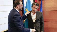 El presidente del Principado, Adri�n Barb�n (i), recibe al presidente del consejo de administraci�n del Real Sporting de Gij�n, Alejandro Irarragorri