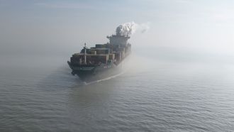 Una imagen de dron muestra una vista �erea del MSC Ela, con bandera de Panam�, saliendo del puerto de Amberes este 4 de marzo