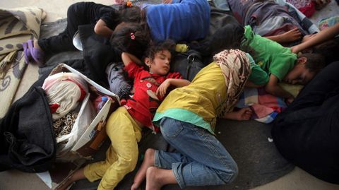 Ni�os descansando en un campo de refugiados de Faluya