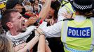 Manifestantes ante agentes de la Polic�a�este s�bado en la marcha de apoyo a Palestine Action en Londres.