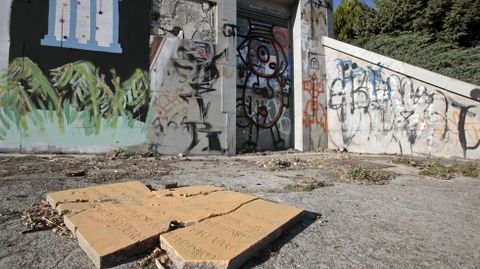 Placa inaugural destrozada en el anfiteatro del campus de Lugo.