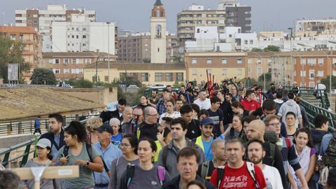 Un ro de personas cargadas con cubos, palas, escobas y fregonas salen a pie de Valencia para ayudar a los municipios afectados por la danacercanos a la ciudad.