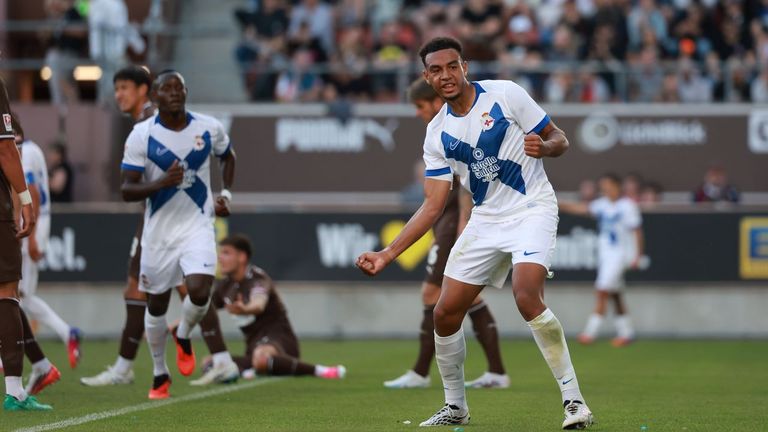 Bright Ede celebra su gol, anotado en un saque de esquina