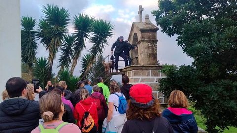 La �ltima ruta guiada de Santa Luc�a por Ent�ns, el a�o pasado en Outes