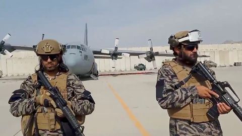 Miembros de la unidad militar montan guardia mientras el portavoz talibn pronuncia su discurso en el aeropuerto de Kabul