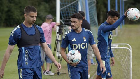 Josip Brekalo (d), junto a Dendoncker (i),con llyas Chaira al fondo