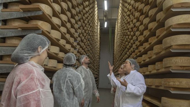 Os alumnos e alumnas na entrevista � responsable da empresa Galmes�n