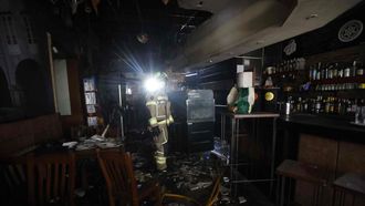 Pese al esfuerzo del equipo de bomberos, el interior del restaurante qued� completamente calcinado.