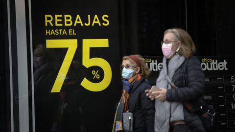 Un cartel de una tienda anuncia descuentos de hast el 75 %